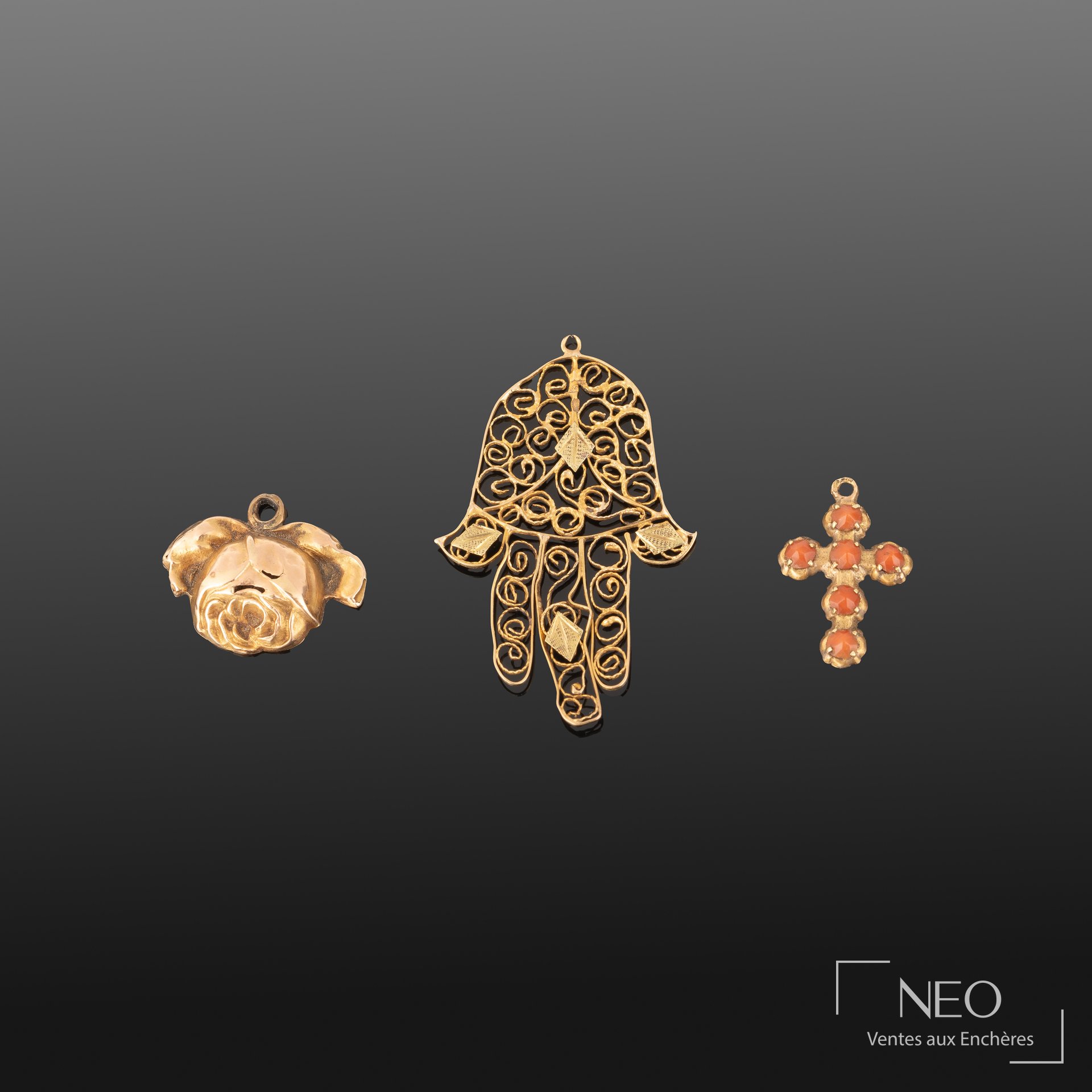 Trois pendentifs en or jaune 18K