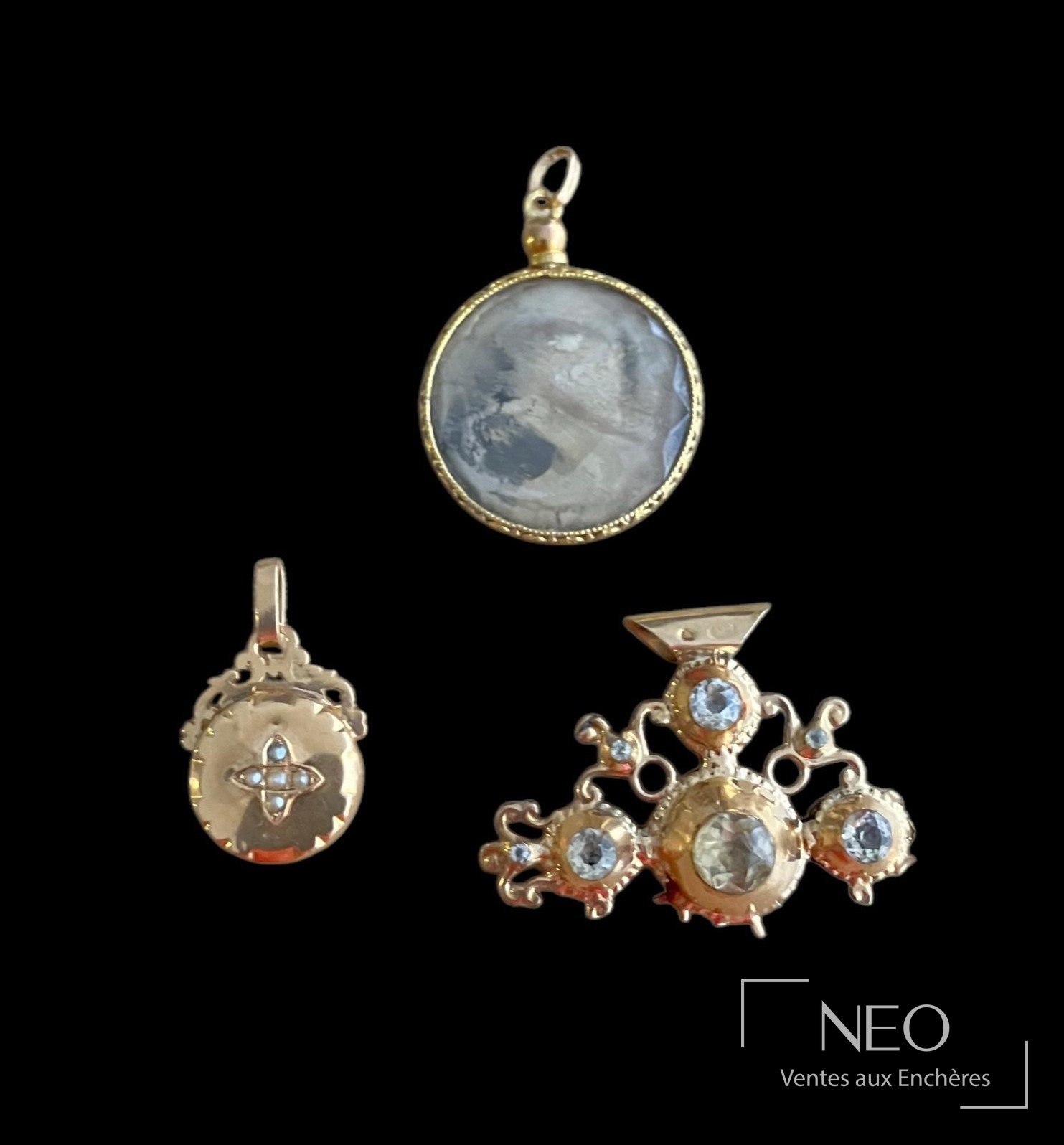 Trois pendentifs porte photo en or