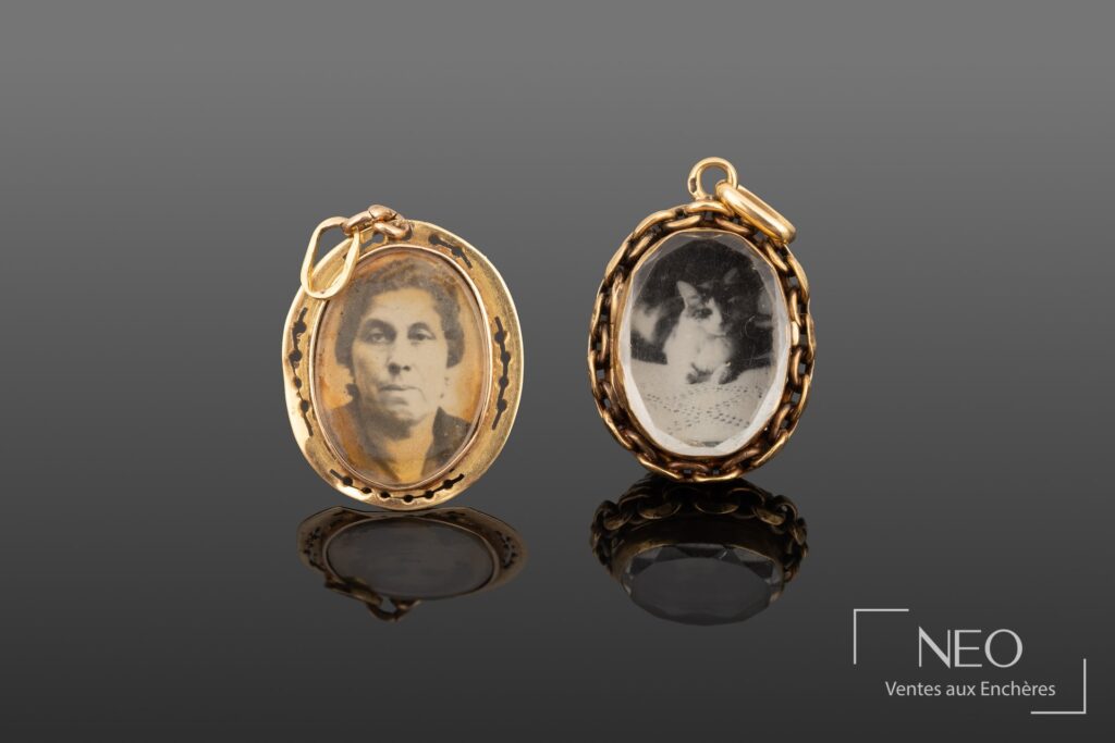 Deux pendentifs porte-photo ovales en or jaune