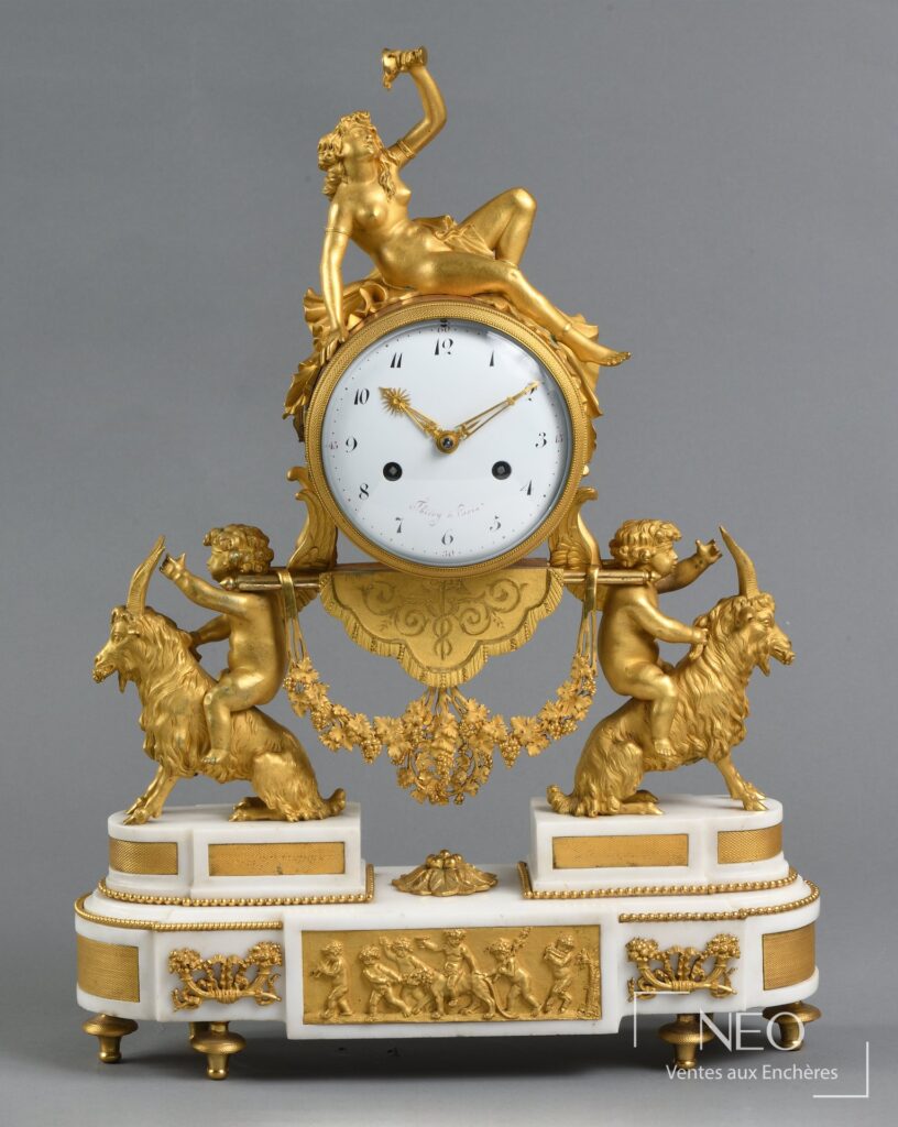 Pendule à la Bacchante en bronze doré et marbre blanc