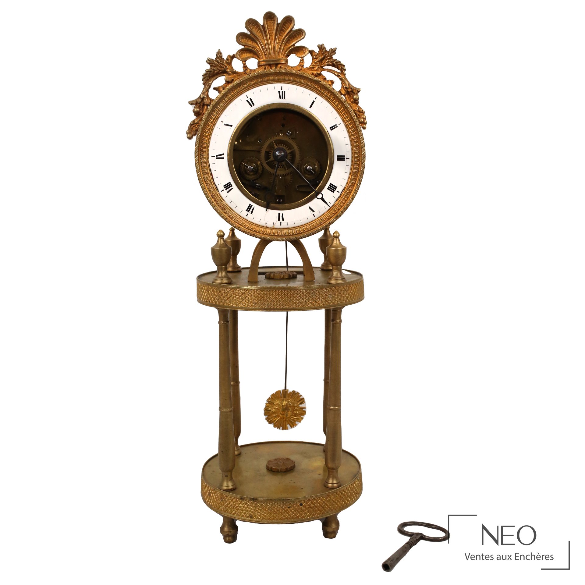 Pendule portique demi-squelette en bronze doré