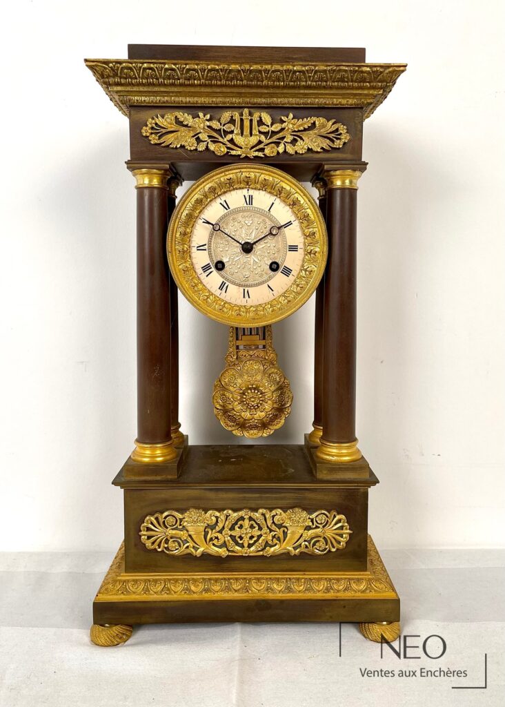 Pendule portique en bronze doré et tôle patinée
