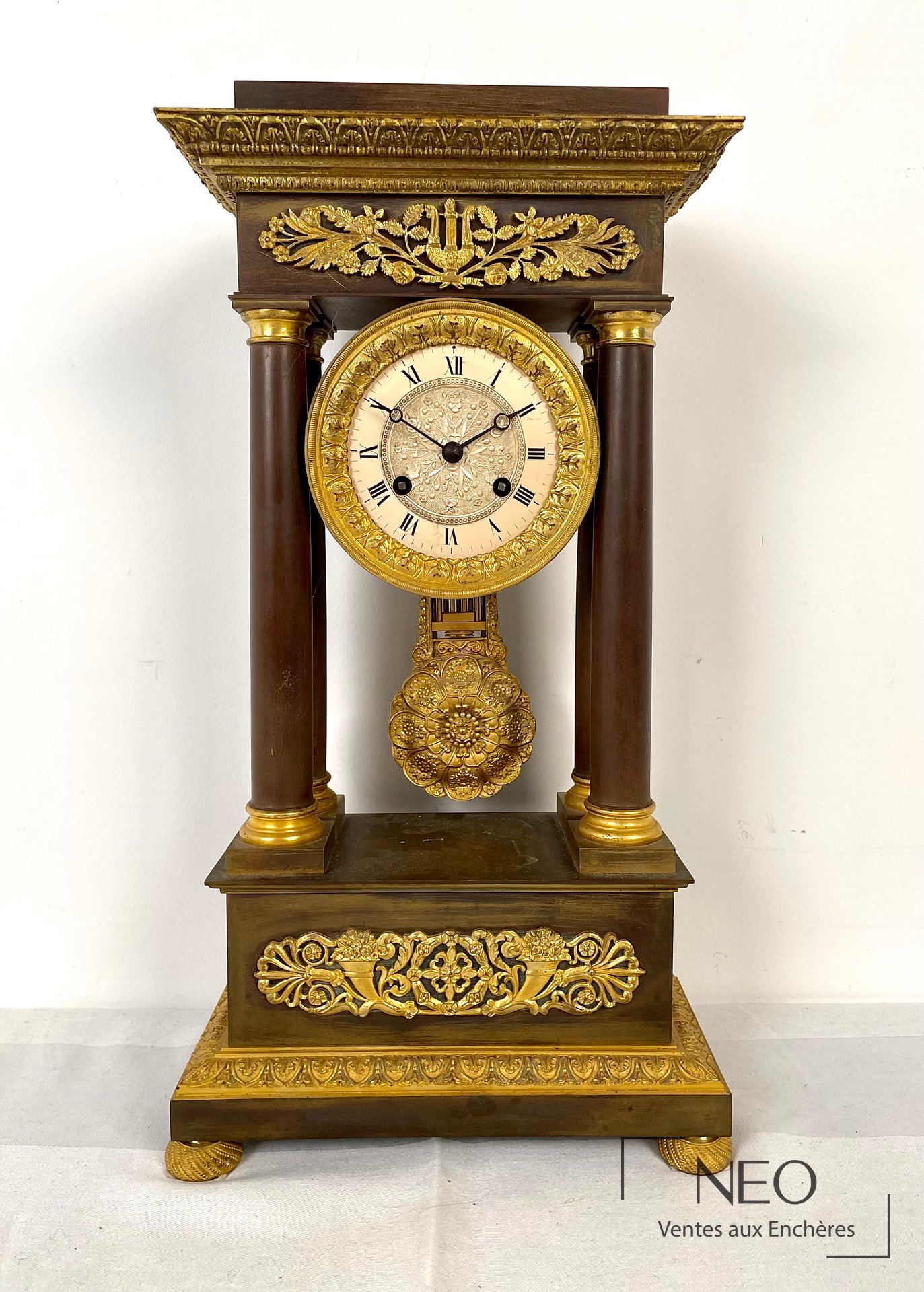 Pendule portique en bronze doré et tôle patinée