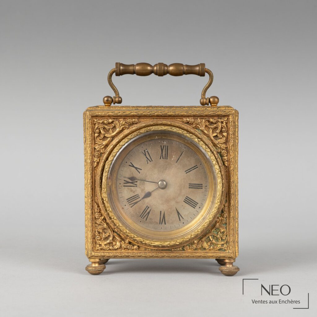 Pendule de bureau en bronze doré vue de face