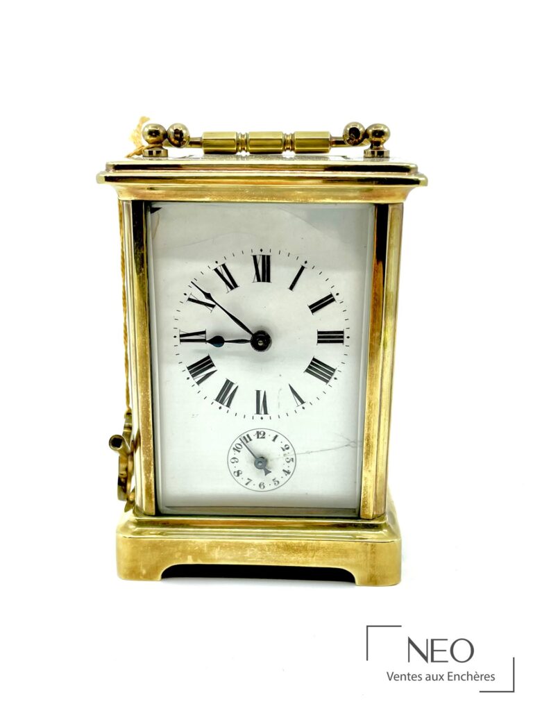 Pendulette d’officier en laiton vitré avec cadran émaillé blanc et chiffres romains