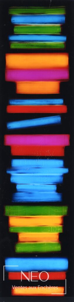 Tirage photographique vertical aux bandes colorées sous plexiglas