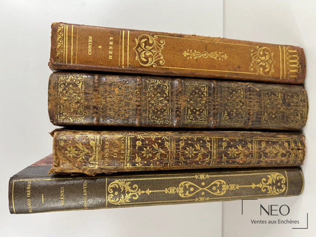 Quatre dos de livres anciens reliés
