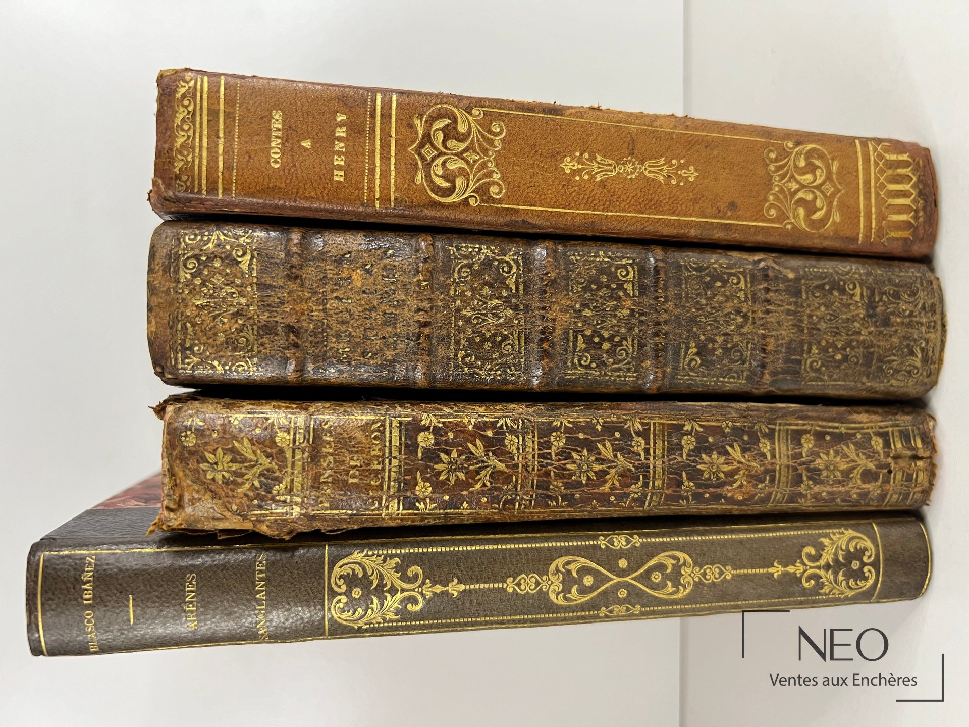 Quatre dos de livres anciens reliés