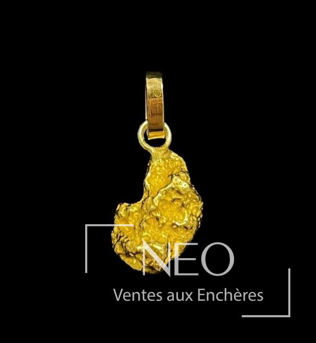 Pépite en or jaune montée en pendentif sur fond noir