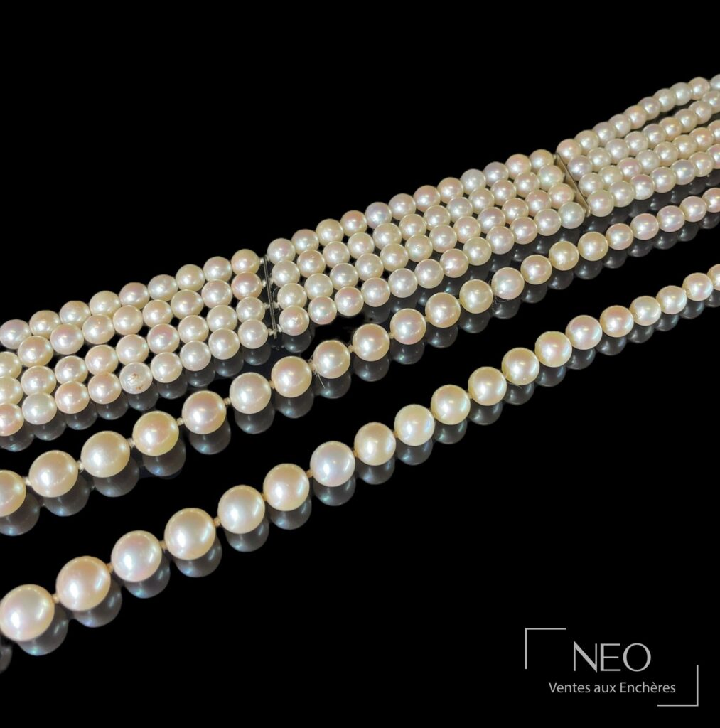 Sautoir et bracelet en perles de culture blanches sur fond noir