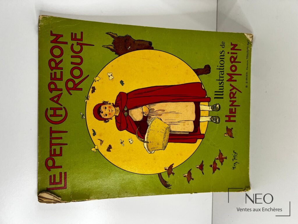 Couverture verte du Petit Chaperon rouge avec illustration centrale de la fillette et du loup