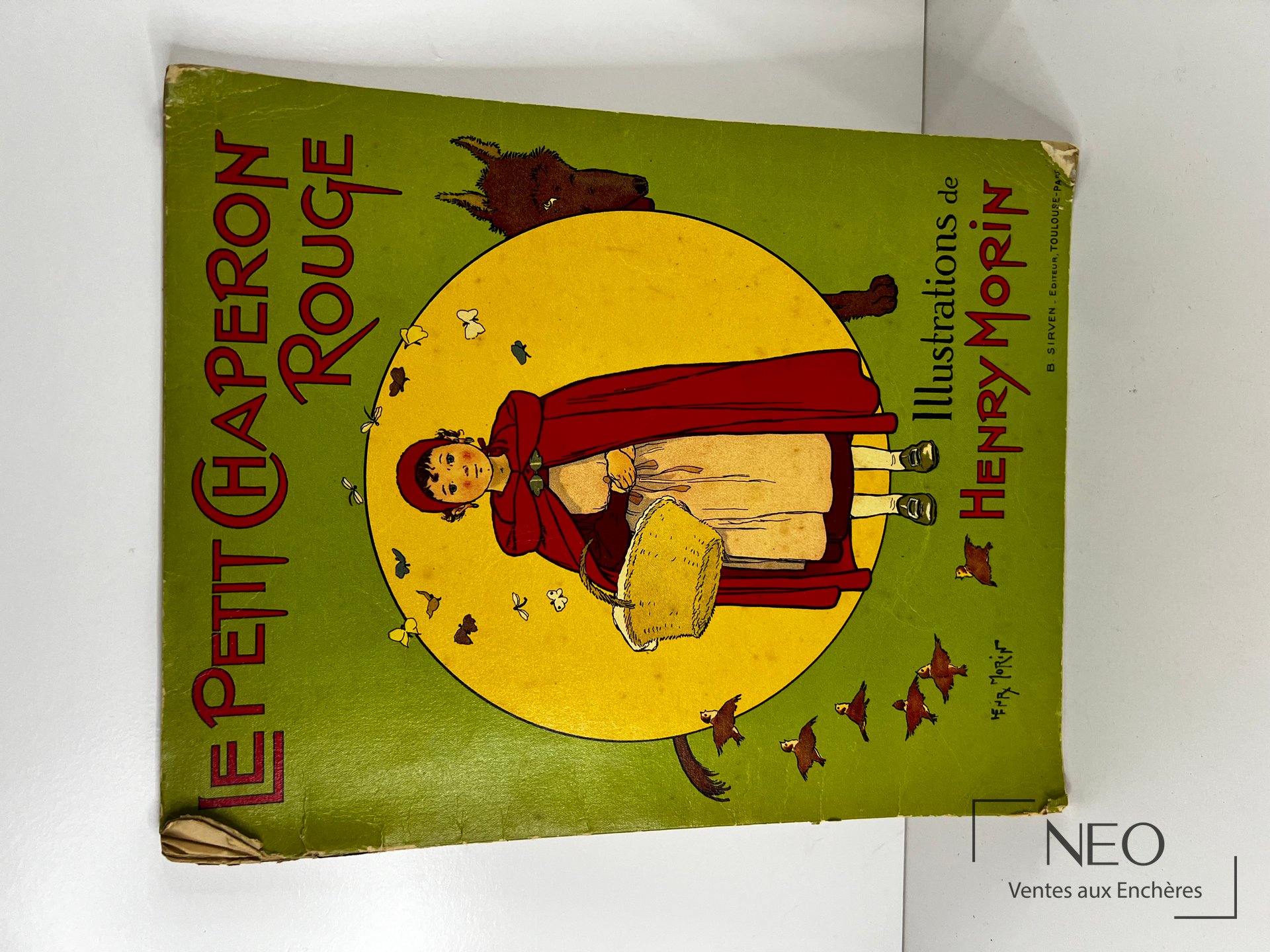 Couverture verte du Petit Chaperon rouge avec illustration centrale de la fillette et du loup