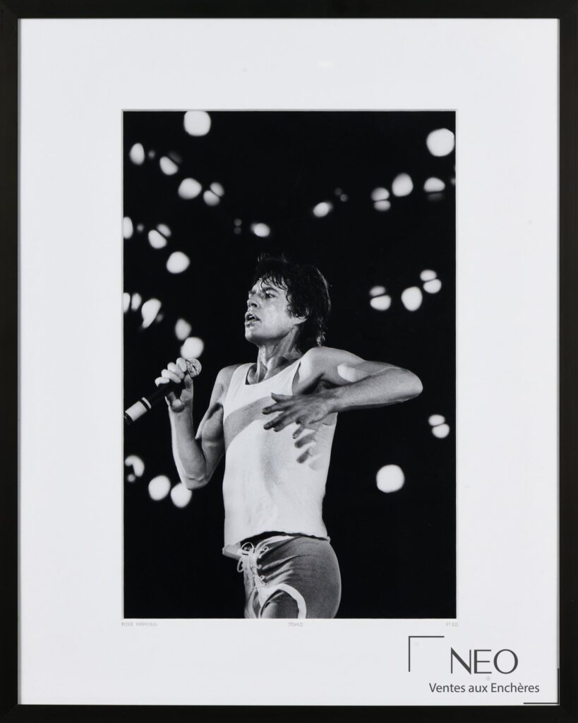 Photographie noir et blanc de Keith Richards en pied