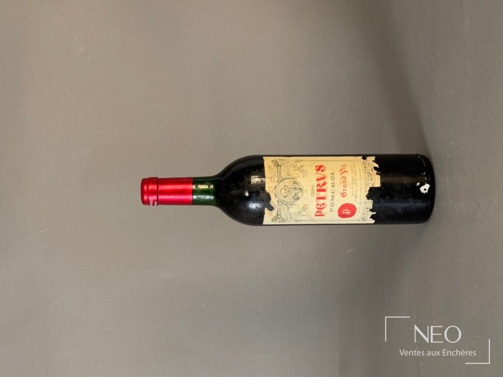 Bouteille de Petrus Pomerol 1986 avec étiquette usée et capsule rouge