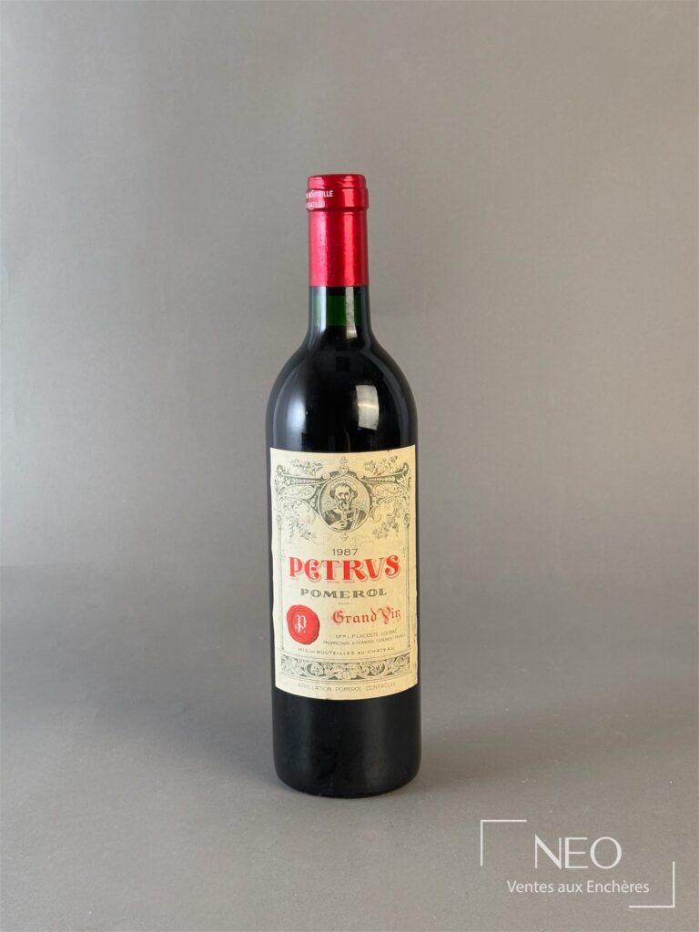 Bouteille de Petrus Pomerol 1987 avec étiquette visible
