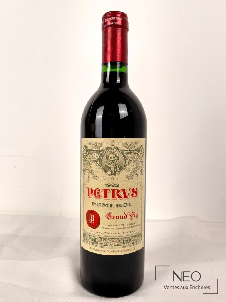 Bouteille de Petrus Pommerol 1982 vue de face avec capsule rouge et étiquette ancienne.