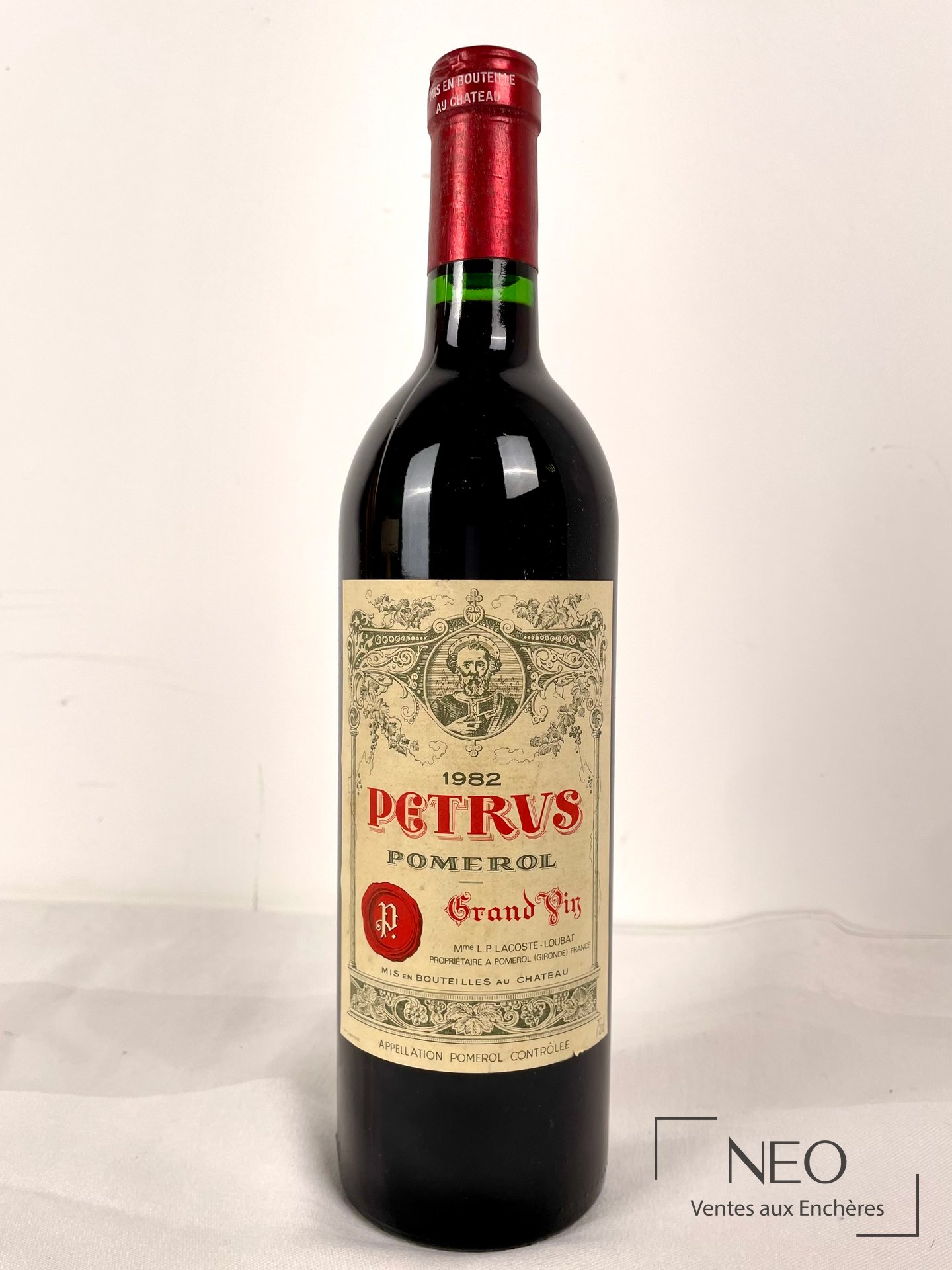 Bouteille de Petrus Pommerol 1982 vue de face avec capsule rouge et étiquette ancienne.
