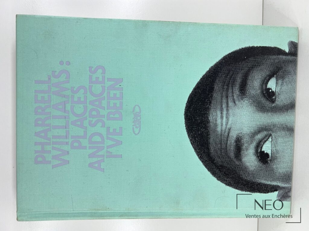 Couverture bleue du livre Pharrell Williams avec portrait en noir et titre mauve