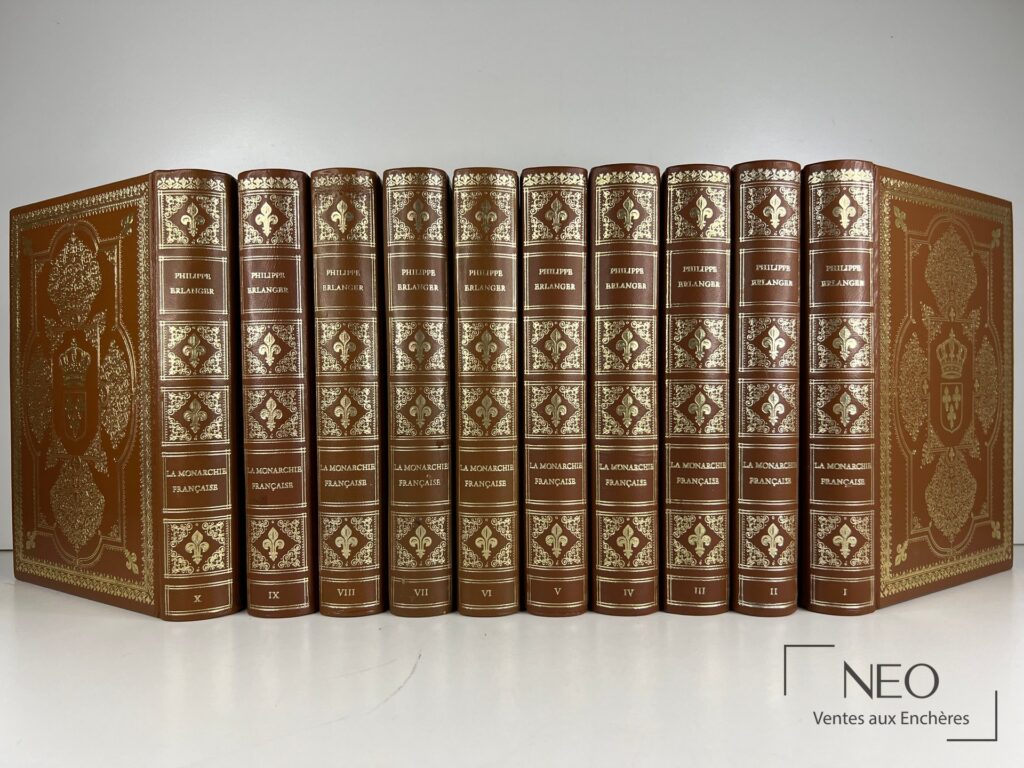 Les dix volumes reliés de La Monarchie Française de Philippe Erlanger alignés de face
