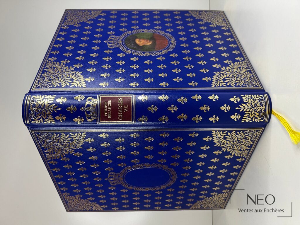 Couverture bleue ornée de motifs dorés avec médaillon central