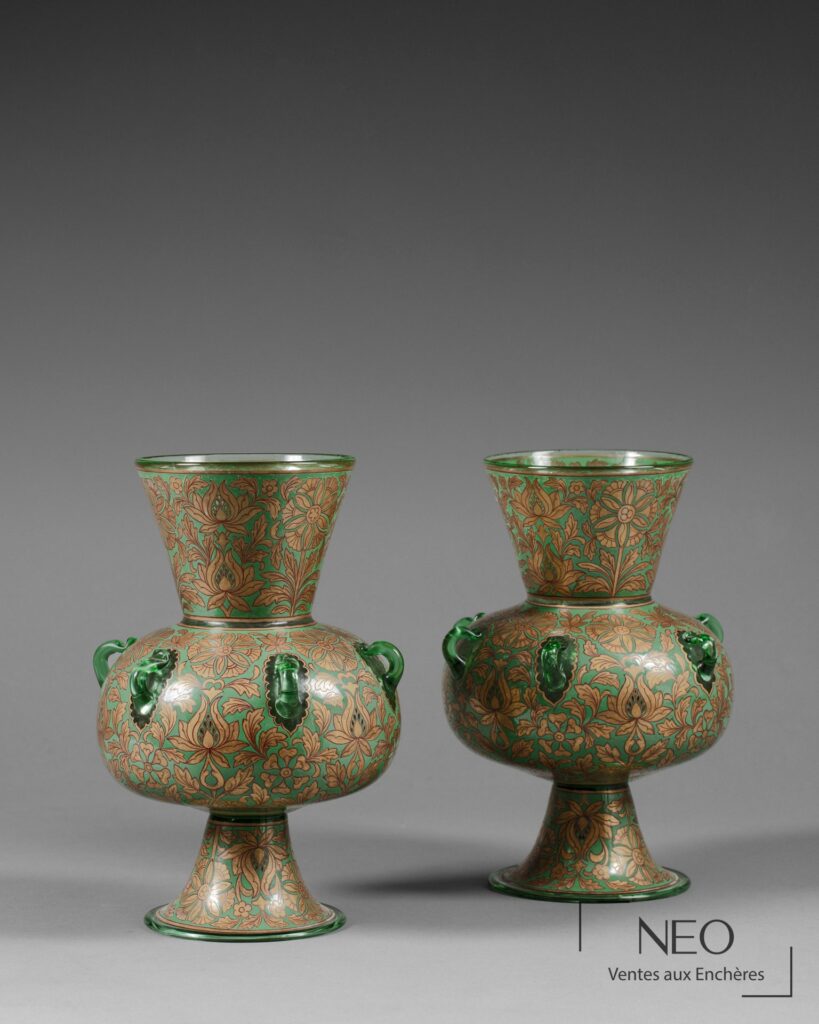 Paire de lampes de mosquée en verre vert décorées de motifs floraux dorés