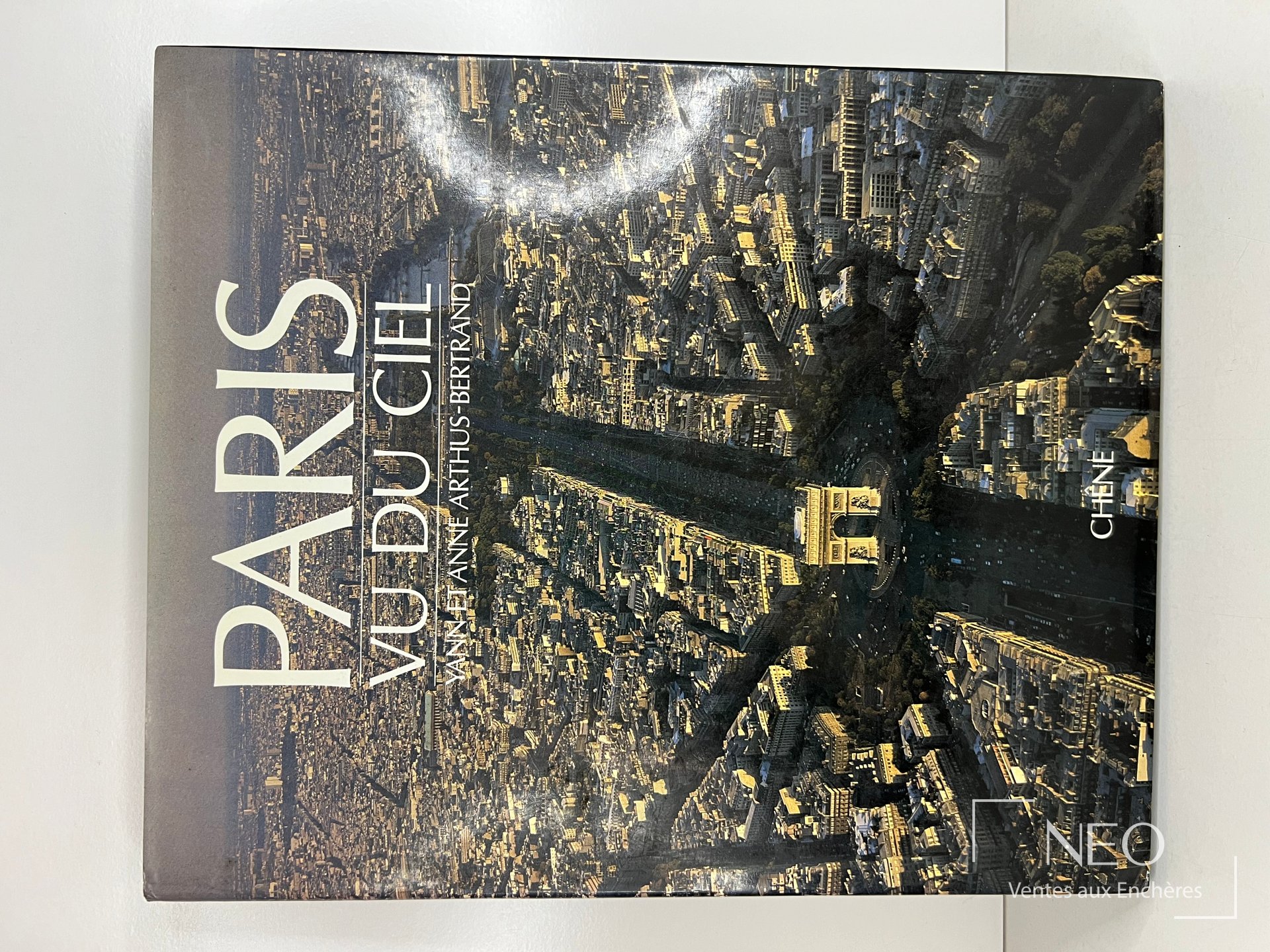 Couverture illustrée de Paris vue du ciel avec le titre en grandes lettres blanches