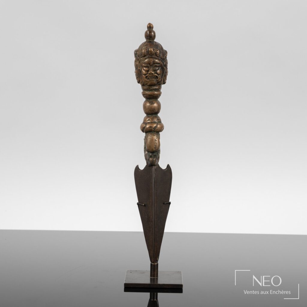 Phurba tibétain en bronze sur socle métallique