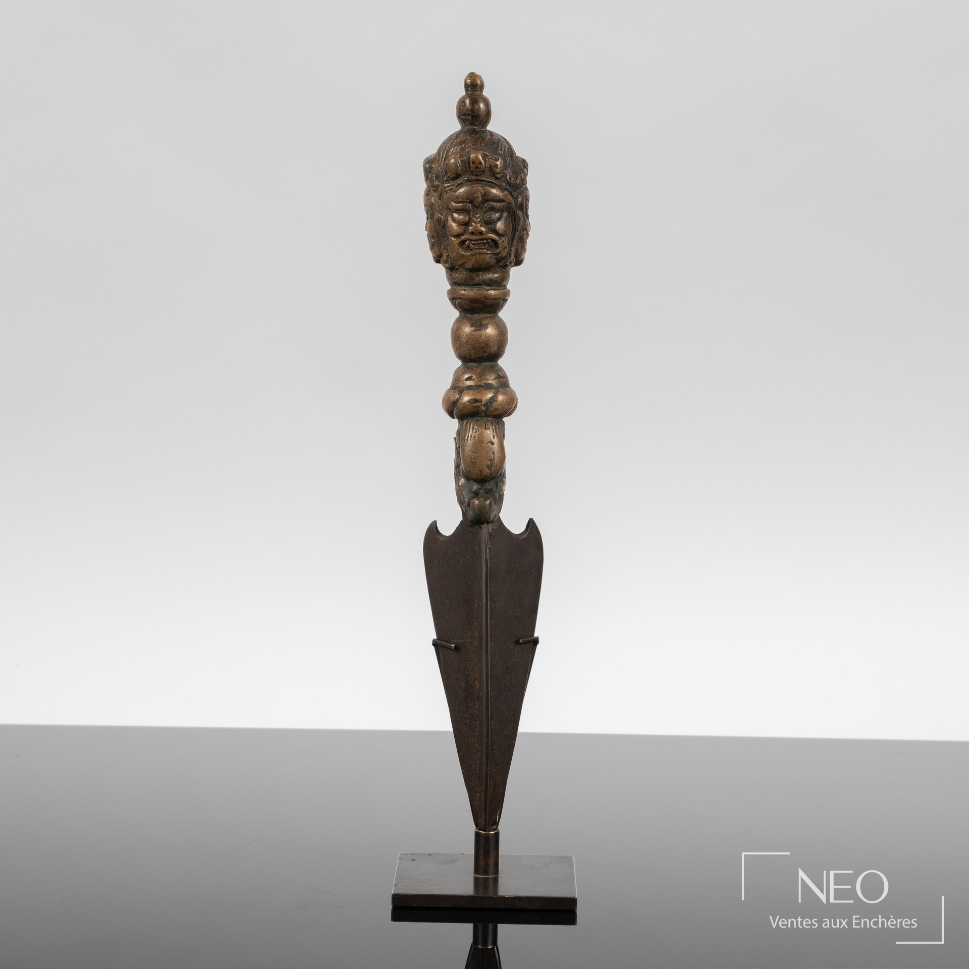 Phurba tibétain en bronze sur socle métallique