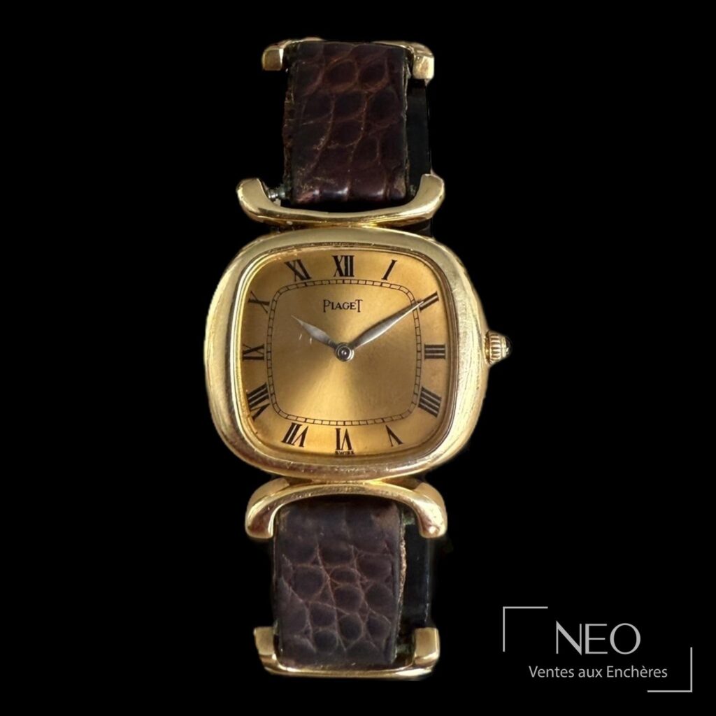 Montre Piaget en or jaune avec cadran doré et bracelet cuir usé