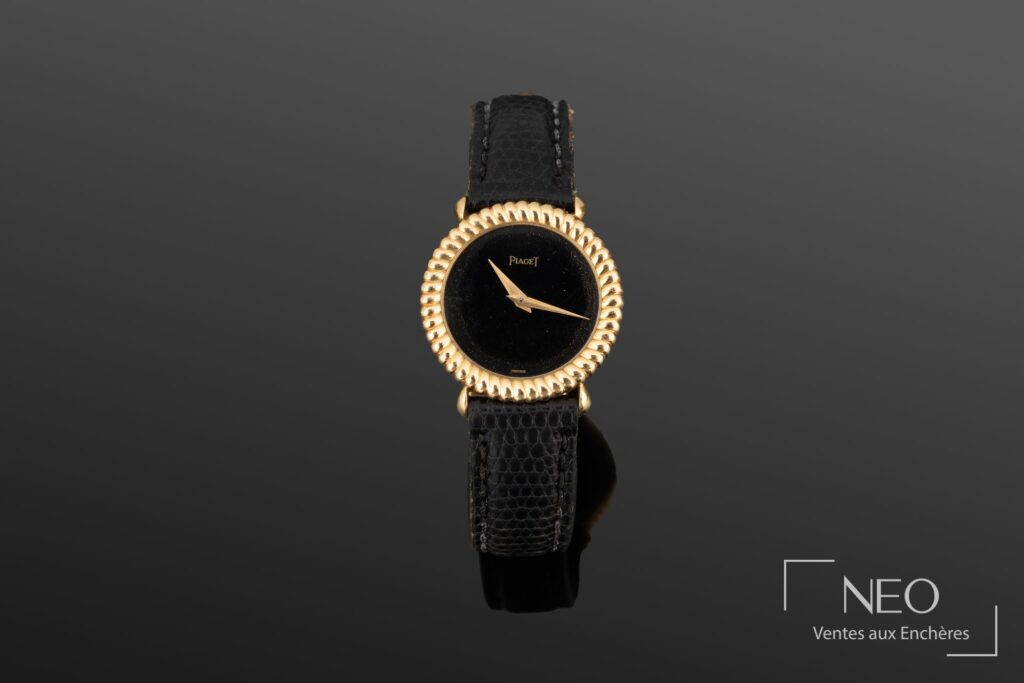 Montre Piaget ronde en or jaune avec cadran noir et bracelet cuir noir