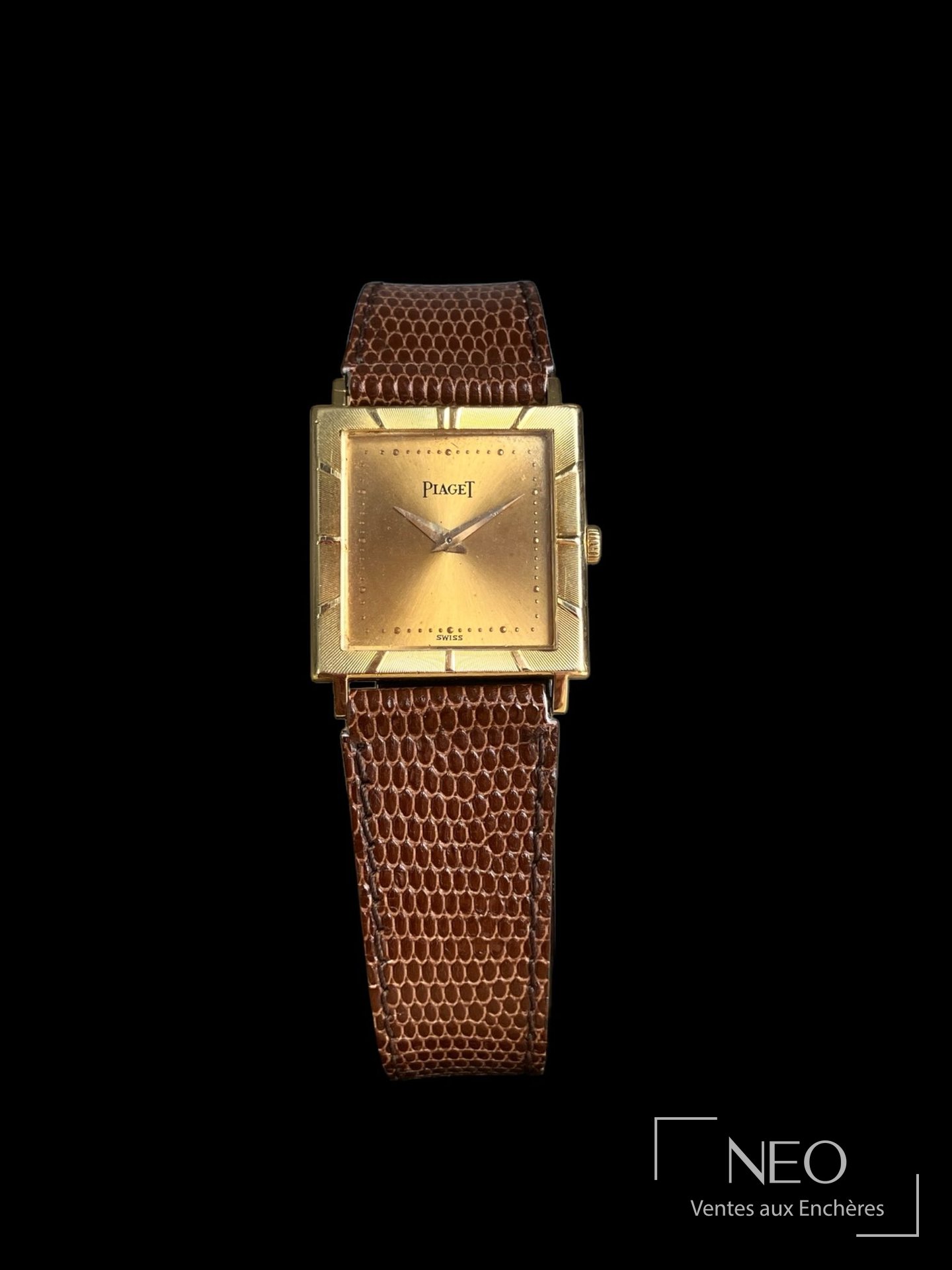 Montre Piaget P9 en or jaune avec cadran doré et bracelet cuir brun