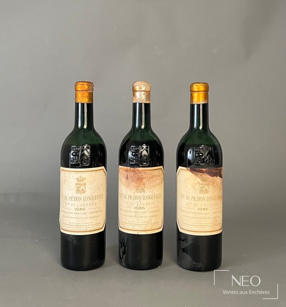 Trois bouteilles de Pauillac Château Pichon-Longueville Comtesse de Lalande 1956 avec capsules usées et étiquettes tachées