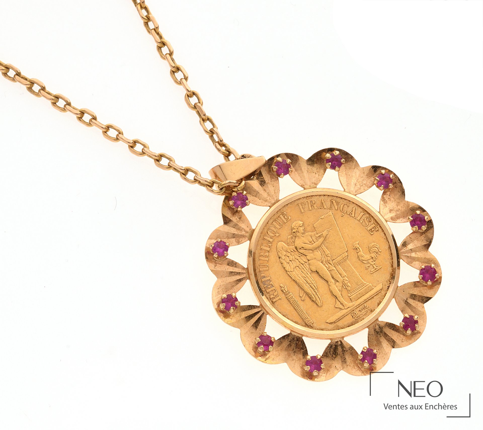 Pendentif en pièce de 20 francs or entouré de rubis avec chaîne en or jaune