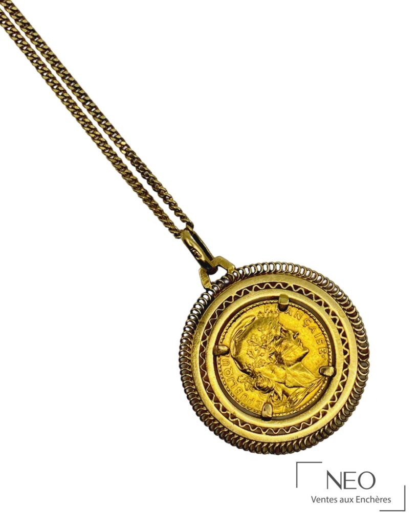 Pendentif en pièce de 20 francs or suspendu à une chaîne en or jaune
