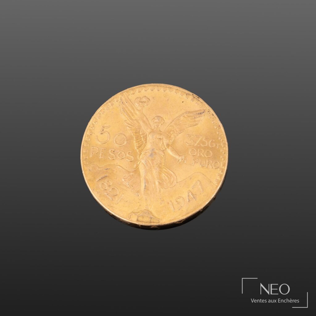 Face d'une pièce de 50 pesos en or avec l'ange de la victoire et la date 1947.