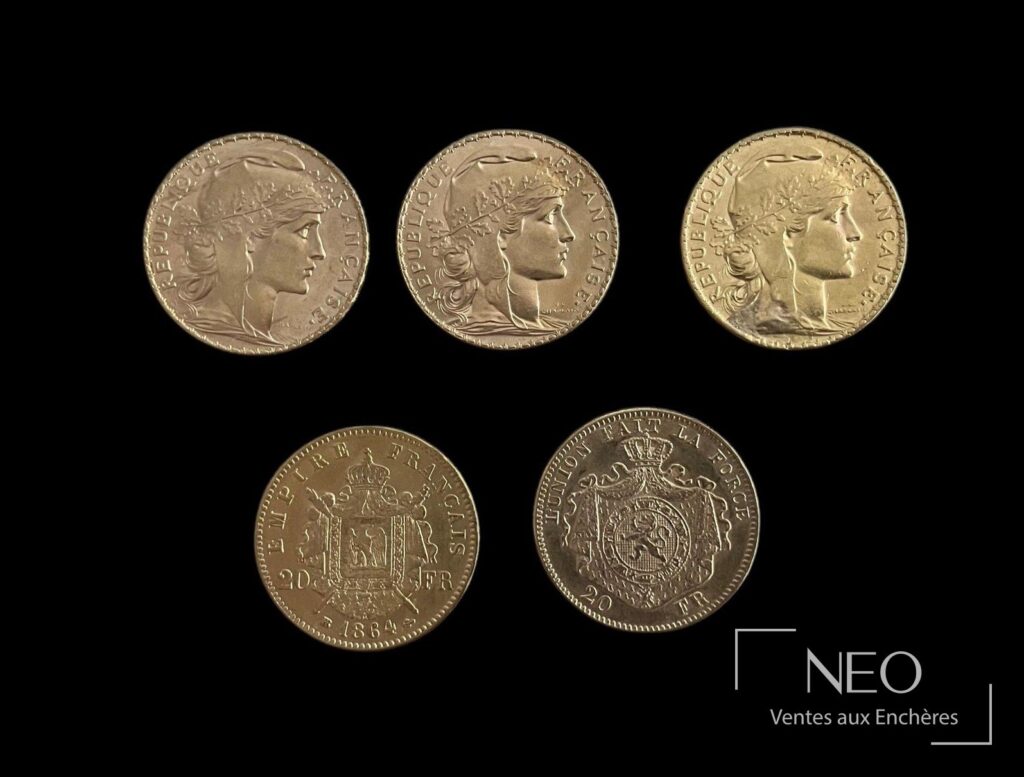 Cinq pièces de 20 francs or vues de face