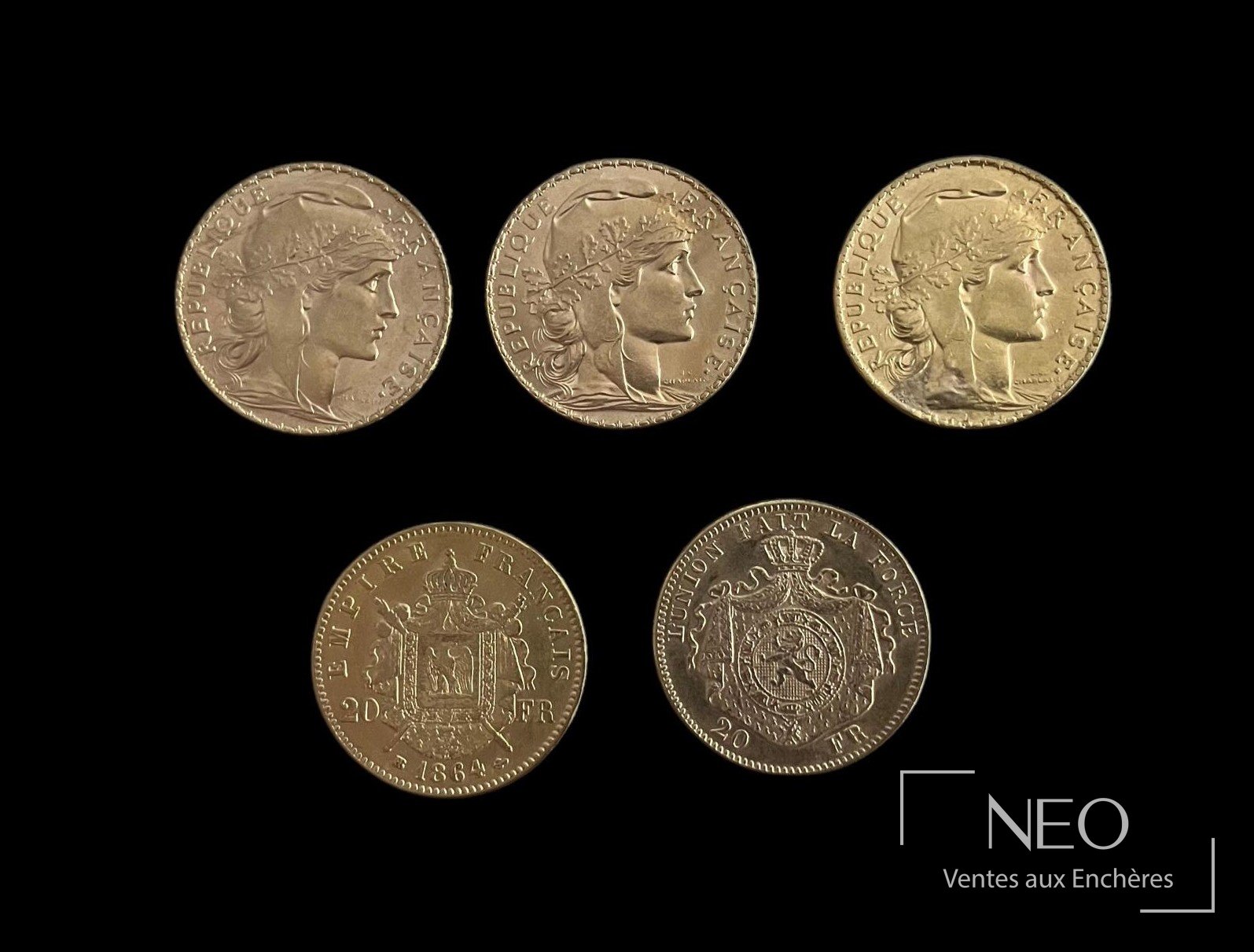 Cinq pièces de 20 francs or vues de face
