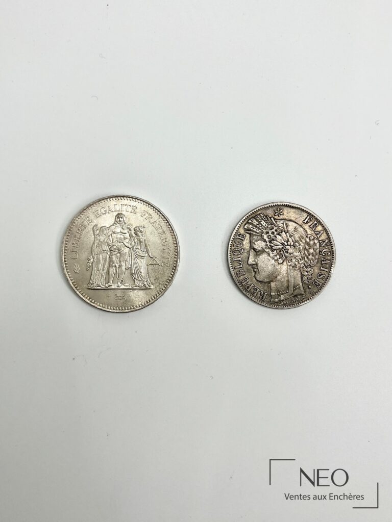 Deux pièces de monnaie en argent posées côte à côte