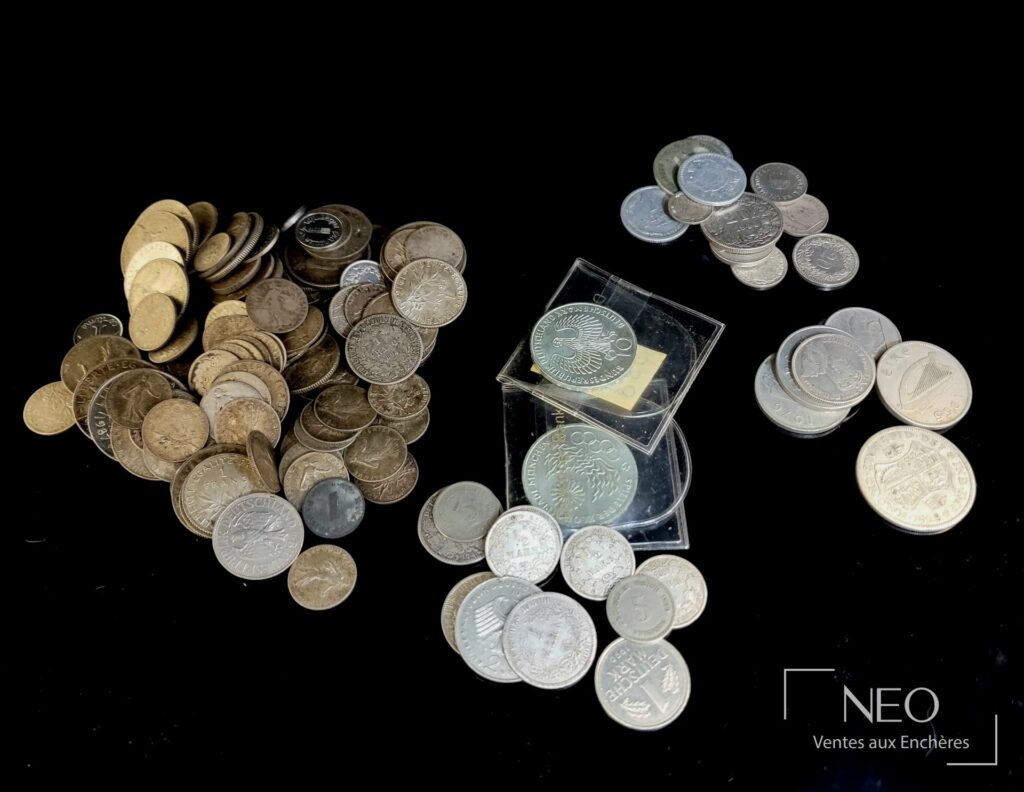 Ensemble de pièces en argent disposées sur fond noir