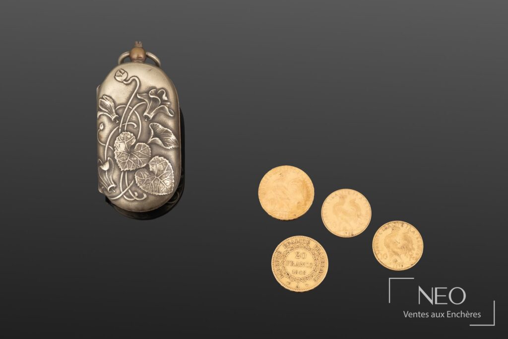 Lot de quatre pièces en or et étui pendentif Art Nouveau sur fond gris