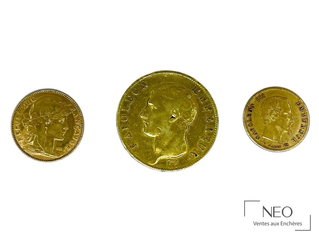 Trois pièces en or montrant les avers de Napoléon