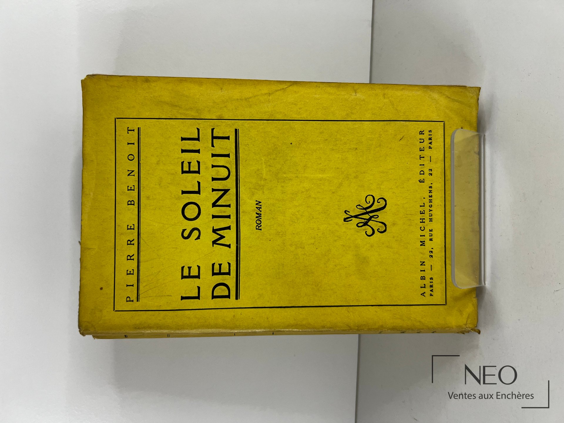 Couverture jaune du roman Le soleil de minuit de Pierre Benoit