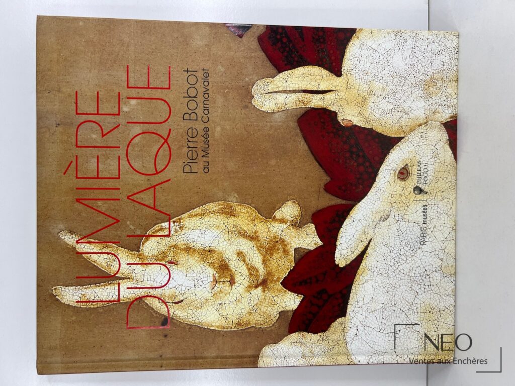 Couverture du livre Lumiere du laque 1902-1974 avec le portrait stylisé de Pierre Bobot