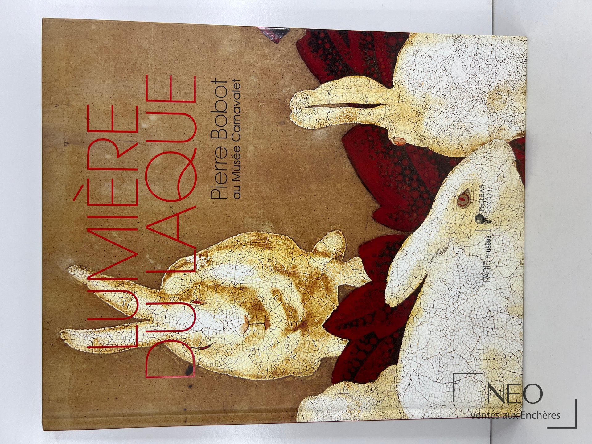 Couverture du livre Lumiere du laque 1902-1974 avec le portrait stylisé de Pierre Bobot