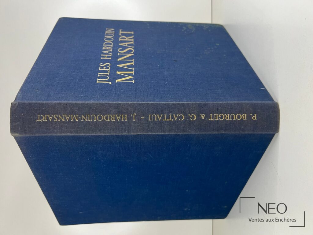 Couverture bleue d'un livre titré Jules Hardouin Mansart en dorure