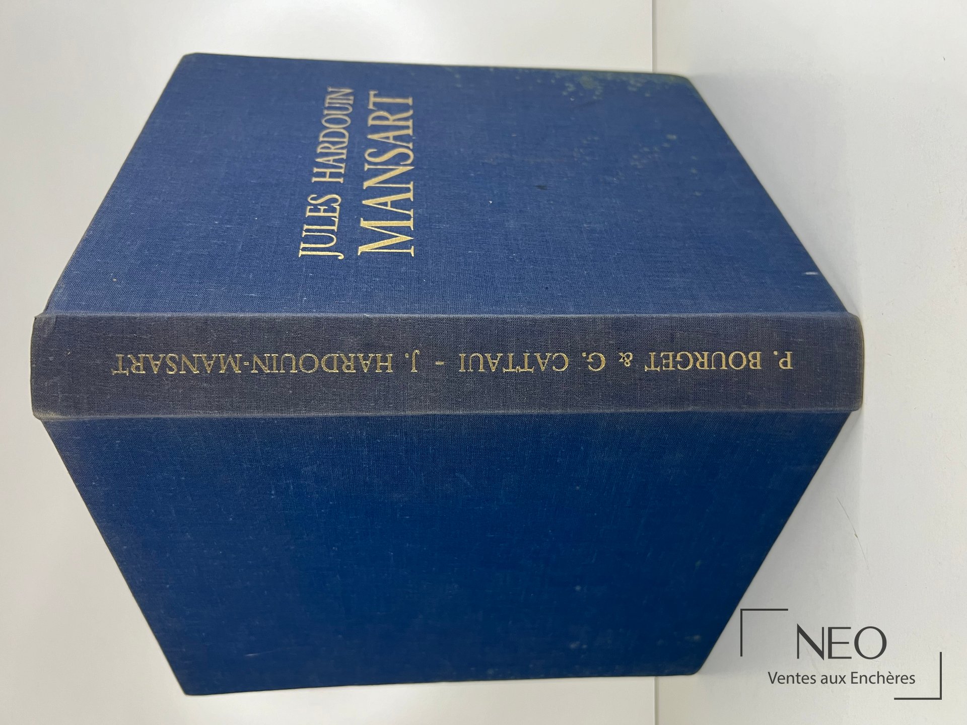 Couverture bleue d'un livre titré Jules Hardouin Mansart en dorure