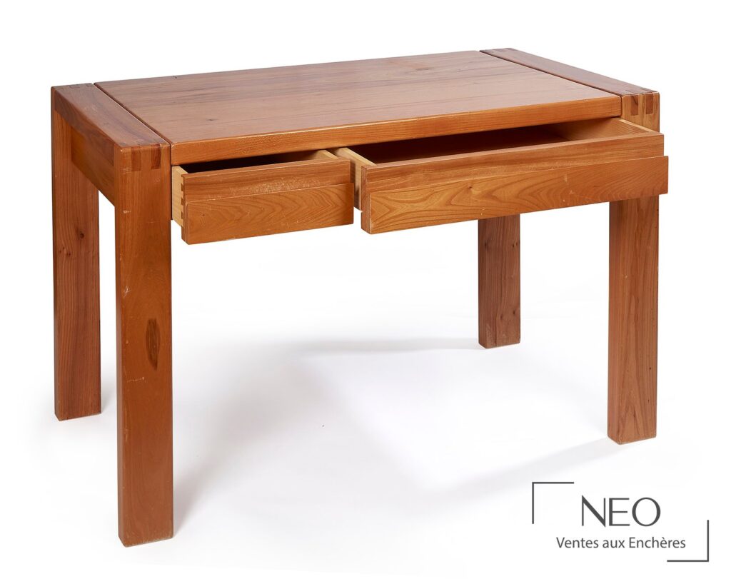 Bureau en orme massif avec deux tiroirs ouverts en ceinture