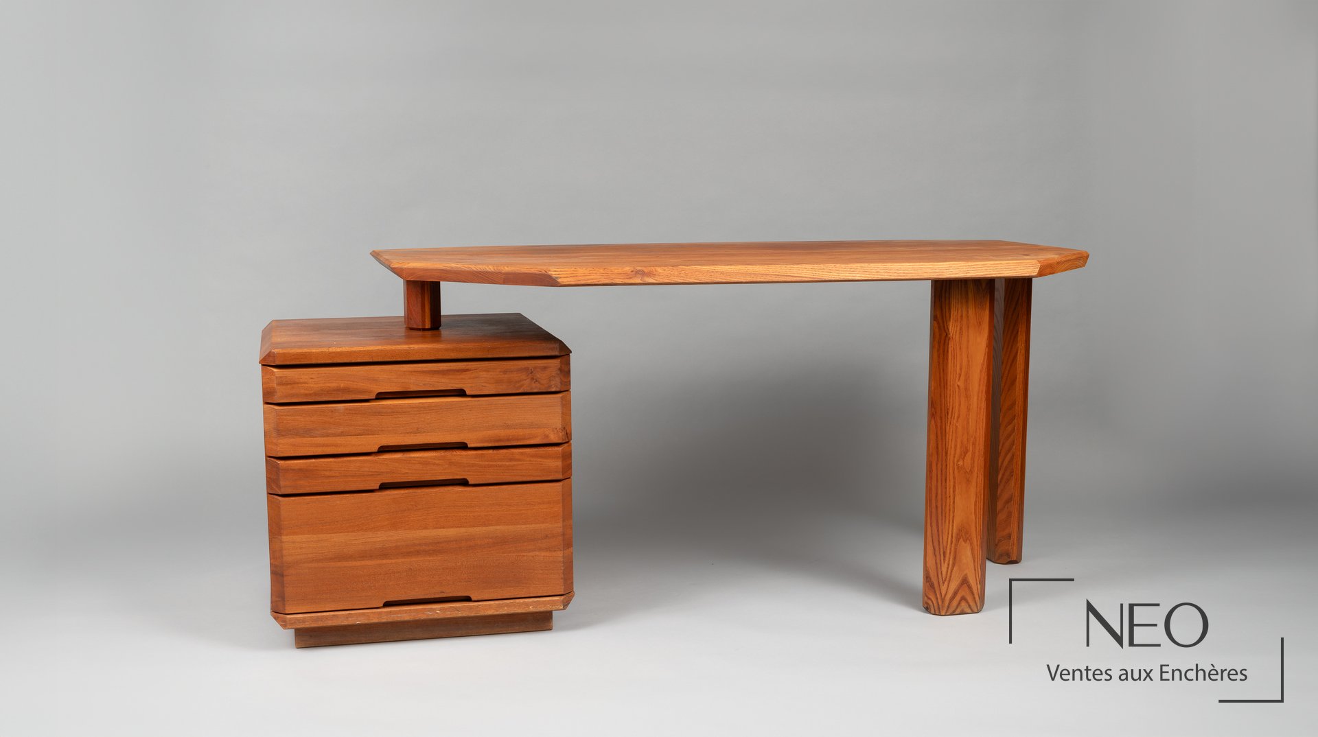 Bureau en orme de Pierre Chapo avec plateau rectangulaire et caisson à tiroirs