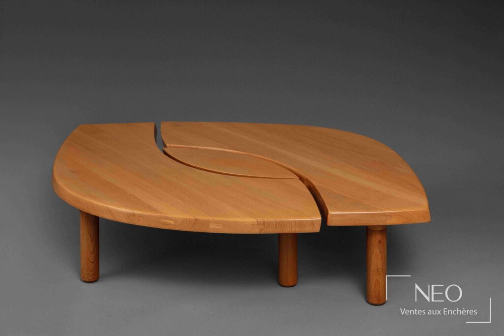 Table basse en orme massif au plateau de forme libre figurant un œil