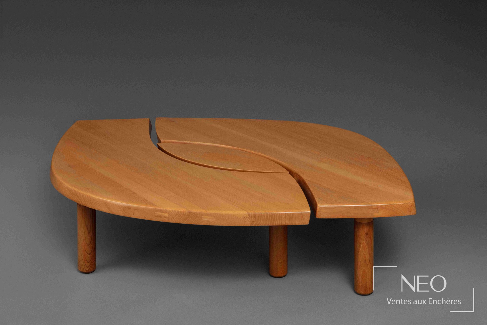 Table basse en orme massif au plateau de forme libre figurant un œil
